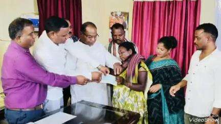 ପଟ୍ଟାଙ୍ଗୀ: ପଟାଙ୍ଗୀ ଠାରେ ବଜ୍ରପାତରେ ମୃତ୍ୟୁବରଣ କରିଥିବା ପରିବାର ବର୍ଗଙ୍କ ସହ ସାକ୍ଷାତ କଲେ ବିଧାୟକ ଓ ପ୍ରଶାସନିକ ଅଧିକାରୀ
