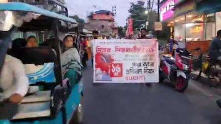 জয়নগর ১: বিকাশ ভবনে চাকরিহারা শিক্ষক-শিক্ষা কর্মীদের উপর পুলিশি আক্রমণের প্রতিবাদে শুক্রবার সন্ধ্যায় জয়নগরে প্রতিবাদ মিছিল