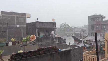 नंदुरबार: सायंकाळी झालेल्या वादळी वारा आणि मुसळधार पावसामुळे शहरात बस स्थानक परिसर सह विविध ठिकाणी झाडांची पडझड