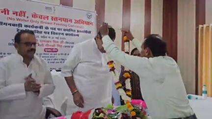 *विधायक रत्नाकर मिश्रा ने कोन में आंगनबाड़ी कार्यकत्रियों को सौंपे नियुक्ति पत्र, कुपोषण मुक्त भारत का लिया संकल्प*

कोन
