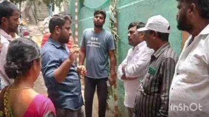 ఖైరతాబాద్: ఫిలింనగర్ లోని వినాయక నగర్ బస్సులో పర్యటించిన కార్పొరేటర్ వెంకటేశ్