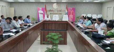 आलापुर: फर्जी अस्पतालों के प्रति गंभीर हुए डीएम, छापा मारकर सील करने का दिया आदेश, मदद करने वाली आशाओं की सेवा होगी समाप्त