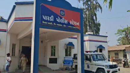 પારડી: પોલીસે બ્રીજ પાસે આવેલા સંસ્કૃતિભવન પાસેથી રીક્ષામાં લઇ જવાતા વિદેશી દારૂના જથ્થા સાથે 3 લોકોને ઝડપી પાડ્યા.