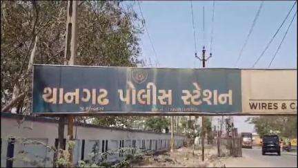ચોટીલા: ચોટીલા પ્રાંત અધિકારી દ્વારા થાનગઢ ના પોલીસ સ્ટેશન ની મુલાકાત લઈ સ્ટેશનની સ્વચ્છતા, રેકોર્ડ રૂમ, લોકઅપ સહિતની તપાસ કર્યા