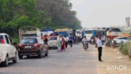 फरेंदा: कैंपियरगंज के जंगल में डंपर की चपेट में आने से एक महिला की हुई मौत, ग्रामीणों ने सड़क को किया जाम