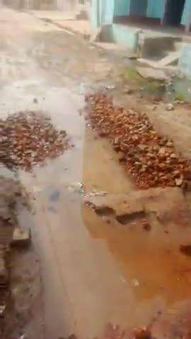 वार्ड नंबर 5 बसंत नगर सुमेरपुर 
नाली के ऊपर रोड से पानी निकल रहा है