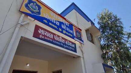 સાયલા: સાયલા તાલુકાના ચોરવીરા ગામે પોલીસ દરોડો પાડી જાહેર માં જુગાર રમતા 8 ને જડપી પડ્યા જયારે એક ફરાર થઈ ગયો છે