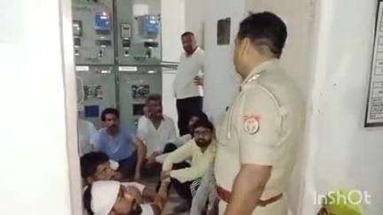 हापुड़: गांव मलकपुर के ग्रामीणों ने पिछले 8 दिन से लाइट नहीं आने पर बिजली घर पर किया धरना प्रदर्शन