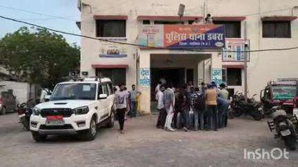 डबरा में वाहन चेकिंग के दौरान सूबेदार और युवक में मारपीट, भीम आर्मी ने थाने का घेराव कर FIR दर्ज करने की मांग की