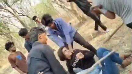 परळी: टोकवाडी शिवारातील रत्नेश्वर मंदिर परिसरात एका तरुणाला संघटित होऊन मारहाणीचा व्हिडिओ व्हायरल
