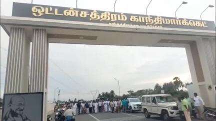 ஒட்டன்சத்திரம்: காந்தி காய்கனி மார்க்கெட்டின் முன்னாள் உள்ள சாக்கடையை சுத்தம் செய்ய அதிகாரிகள் ஆய்வு #localissue