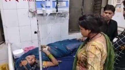 सासनी: गांव ममोता खुर्द में घर पर काम करते समय महिला को सांप ने काटा, हालत बिगड़ने पर परिजन महिला को जिला अस्पताल लेकर आए