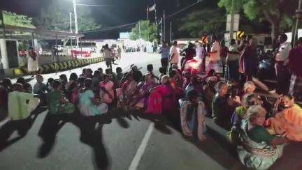 சூலூர்: சூலூர் அருகே உள்ள அப்பநாய்க்கன் பட்டியில் குடிநீர் கேட்டு பொதுமக்கள் சாலை மறியல்