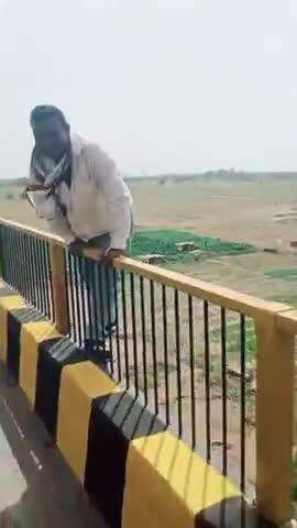 हमीरपुर: मुख्यालय के बेतवा पुल से कूदने जा रहे युवक को हाईवे पेट्रोलिंग टीम ने बचाया, वीडियो हुआ वायरल