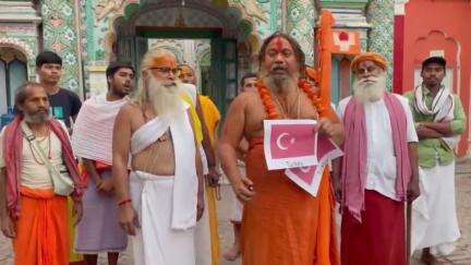 तपस्वी छावनी के पीठाधीश्वर जगतगुरु परमहंस आचार्य ने जलाया तुर्की का झंडा, जताया विरोध