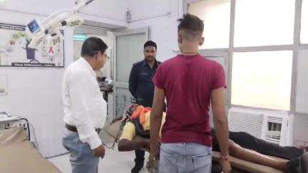 महोबा: कीरत सागर स्थित सब्जी मंडी में बेकाबू तेज रफ्तार कार ने सब्जी विक्रेता को टक्कर मारकर घायल किया