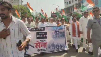 मैनपुरी: ऑपरेशन सिंदूर के सफल होने पर मैनपुरी में निकाली गई 'भारत शौर्य तिरंगा यात्रा', कैबिनेट मंत्री जयवीर रहे मौजूद