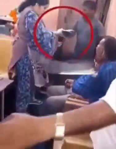 కళ్యాణదుర్గం: అటెండర్ ను చెప్పుతో కొట్టిన కళ్యాణదుర్గం ఎక్సైజ్ సీఐ హసీనా భాను: సోషల్ మీడియాలో వైరల్ అవుతున్న వీడియో