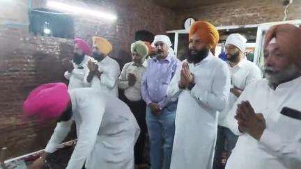 ਵਿਧਾਇਕ ਡਾ ਚਰਨਜੀਤ ਸਿੰਘ ਗੁਰਦੁਆਰਾ ਸ੍ਰੀ ਕੋਤਵਾਲੀ ਸਾਹਿਬ ਵਿਖੇ ਹੋਏ ਨਤਮਸਤਕ, ਕਮੇਟੀ ਨੇ ਸਹਿਯੋਗ ਦੇਣ ਲਈ ਕੀਤਾ ਧੰਨਵਾਦ