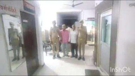 सादाबाद: आबकारी टीम और सादाबाद पुलिस ने बेदई में छापेमारी कर 105 शराब क्वार्टर के साथ 2 अभियुक्तों को किया गिरफ्तार