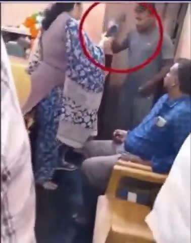 కళ్యాణదుర్గం ఎక్సైజ్ సీఐ ఆఫీస్ బాయ్‌పై చెప్పుతో దాడి