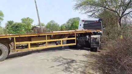 बीना: ग्राम कोरजा में ट्रक फंसने के कारण दो घंटे तक आवागमन रहा बाधित