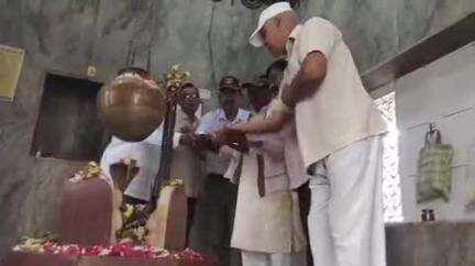 फर्रुखाबाद: नेताओं की बुद्धि शुद्धि के लिए पूर्व सैनिकों ने जेएनवी रोड पर स्थित शंभू धाम मंदिर में की पूजा-अर्चना