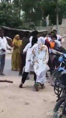 अलीगंज: जैथरा थाना क्षेत्र के कस्बे में लाठी-डंडों से मारपीट का वीडियो सोशल मीडिया पर वायरल, पुलिस ने कहा- मामला संज्ञान में है