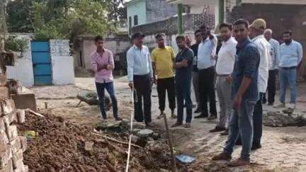 गोंडा: रूद्रपुर बिसेन गांव में दो उपजिलाधिकारियों ने मौके पर जाकर नाली विवाद मामलों को सभी पक्षों की सहमति से सुलझाया