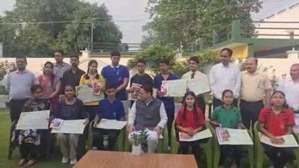 रुद्रपुर: मुख्यमंत्री ने उत्तराखंड बोर्ड और CBSE बोर्ड में अच्छे नंबर लाने वाले विद्यार्थियों को प्रशस्ति पत्र देकर किया सम्मानित