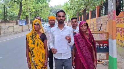 मैनपुरी: कुरावली क्षेत्र में दबंगों ने पीड़ित परिवार के साथ की मारपीट, कार्रवाई को लेकर एसपी से की शिकायत