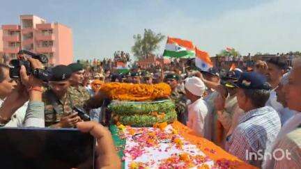 चरखी दादरी: कपूरथला के शहीद मनोज का सैनिक सम्मान के साथ समसपुर में अंतिम संस्कार, कैबिनेट मंत्री व सांसद पहुंचे