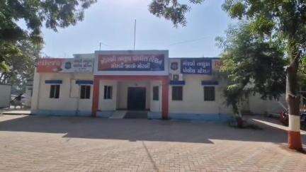 મોરબી: મોરબીના બેલા આમરણ રોડ પર ચણા ભરેલ ટ્રક પલ્ટી મારી જતા એકનું મોત; એક ઇજાગ્રસ્ત