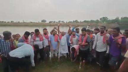 छत्तीसगढ़ के सुंगेरा गांव में सभी ग्रामीणों ने क़सम खाया की वे अपने गांव में स्थित नदी के स्टॉपडैम से किसी भी कीमत में फ
