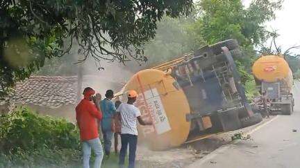मझौली: शिकरा के जंगल में तेज रफ्तार बल्कर के पलटने से बाल बाल बच्चे लोग ड्राइवर क्लीनर सुरक्षित