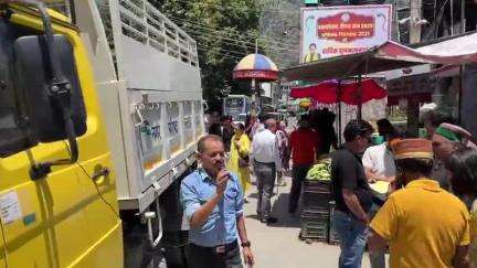 कुल्लू: समय समाप्त होने के बाद भी ढालपुर में सजे व्यापारी, नगर परिषद कर्मचारियों ने फिर से मेला मैदान खाली करने के दिए निर्देश