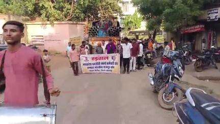 पूरा शहर कचरे से पटा 
चार दिन पहले लगे कचरे के घेरे से उठने लगी दुर्गंध नगर में स्वच्छता मित्रों की हड़ताल का चौथा दिन