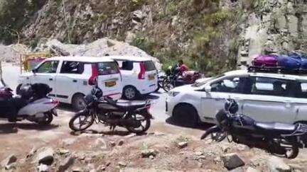 चम्पावत: टनकपुर चंपावत राष्ट्रीय राजमार्ग में स्वाला के पास स्लोप ट्रीटमेंट के कारण लग रहा लंबा जाम#jansamashya