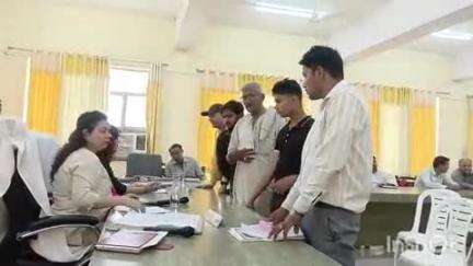 टूंडला: टूंडला तहसील परिसर में चल रहा संपूर्ण समाधान दिवस, एसडीएम सहित अन्य अधिकारी भी मौजूद