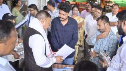 টিংখং: পঞ্চায়তৰ ফলাফল ঘোষণাৰ পাছতে টিংখাঙৰ বিধায়ক কাৰ্যালয়ত দল সংগঠন আৰু ৰাইজৰ সৈতে আলোচনাত মিলিত হ'ল মন্ত্ৰী বিমল বৰা