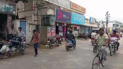 పిఠాపురం: రహదారిపై ప్రమాదంగా మారిన విద్యుత్ ట్రాన్స్ఫార్మర్, భయాందోళనలో స్థానికులు#localissue