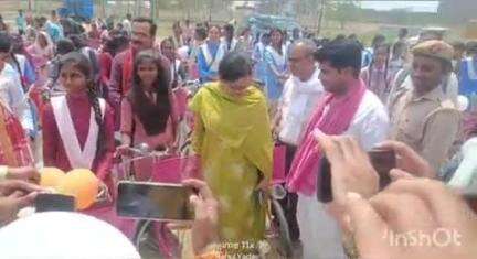 रॉबर्ट्सगंज: उरमौरा डायट परिसर में 2 घंटे तीखी धूप और लू में बैठी रहीं छात्राएं, 3 छात्राओं की बिगड़ी तबीयत