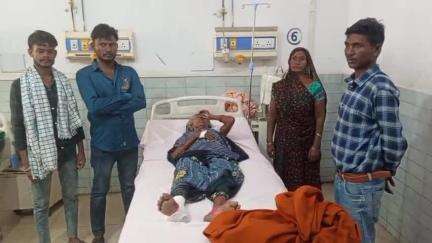 मऊ: रणवीरपुर गांव में घर के बाहर बैठी बुजुर्ग महिला पर दबंगों ने चढ़ाई गाड़ी, महिला का टूटा पैर