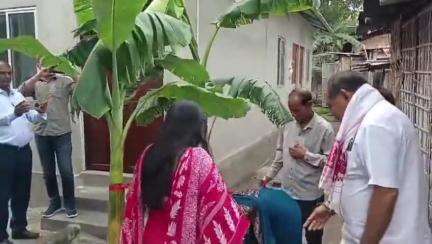 তেজপুৰ: বালিচাপৰিত উপস্থিত হৈ প্ৰধানমন্ত্ৰী আৱাস যোজনা আঁচনিৰ অধীনত গৃহ প্ৰবেশ অনুষ্ঠানৰ শুভাৰম্ভ কৰে বিধায়ক পৃথ্বিৰাজ ৰাভায়