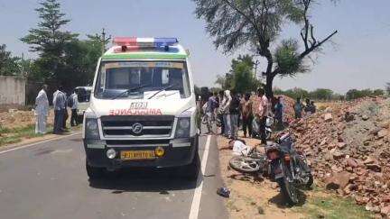 चिड़ावा: इस्माईलपुर के नजदीक भीषण सड़क हादसे में बाइक सवार दो युवकों की दर्दनाक मौत, पुलिस मौके पर पहुंची