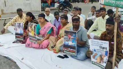 বালুরঘাট: যোগ্য চাকরি হারাদের বিকাশ ভবন আন্দোলনে পুলিশের লাঠিচার্জের প্রতিবাদে বালুরঘাটে ধর্না বিক্ষোভ যুব কংগ্রেসের