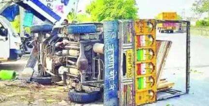 खेरागढ़: सिकन्द्रपुर में लोडर की टक्कर से 3 बिजली खम्भे टूटे, 300 घरों की बिजली हुई गुल