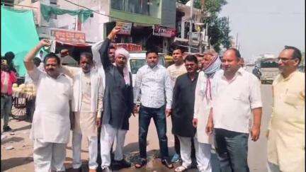 जौरा: शहर के तिकोनिया पार्क में कांग्रेस कार्यकर्ताओं ने प्रदेश सरकार के मंत्री और उपमुख्यमंत्री का पुतला फूंका