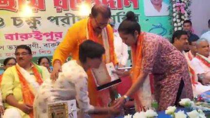 বারুইপুর: বারইপুরের  রক্তদান শিবিরে উপস্থিত সাংসদ ও অধ্যক্ষ