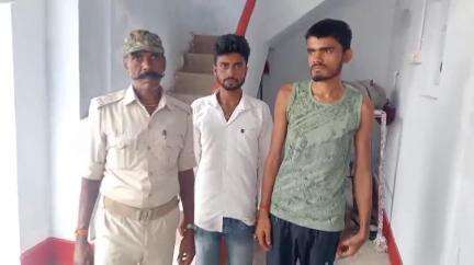 पुपरी: झझिहट के निकट, मध निषेध थाना पुपरी की पुलिस ने 64 बोतल बियर और 285 बोतल नेपाली सौफी शराब के साथ दो व्यक्तियों को गिरफ्तार किया